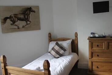 Отель Stonehenge Inn & Shepherds Huts