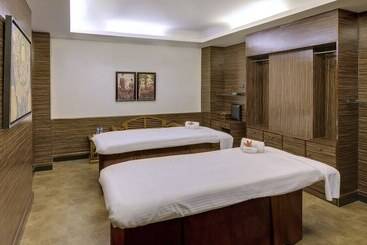 هتل Mayfair Waves