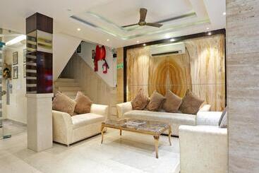 هتل Tashkent Palace Near New Delhi Railway Station