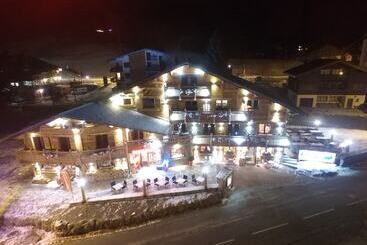 هتل Chalet Hôtel Du Mont Charvin