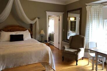 Bed and Breakfast Leaside Manor