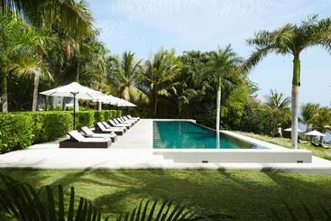 Otel The Lombok Lodge Suites & Private Villas