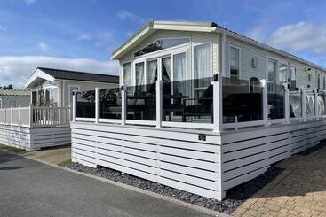 Poole Harbour View Lodge At Rockley Park