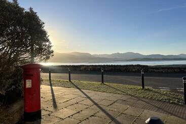 اقامتگاه Traditional Cottage  Beams, Log Burner & Sea Views