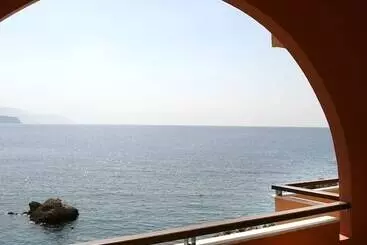 ホテル On The Rocks