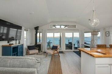 Cozy Lakeshore Cottage