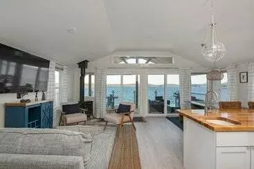 Cozy Lakeshore Cottage