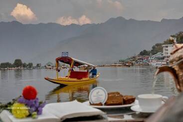 Prince Of Kashmir Luxury Houseboat
