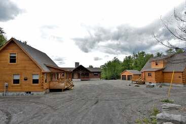 Mökkimajoitus Back Lake Lodges Eagles Nest