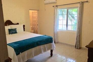 هتل Sea Coast Inn & Suites