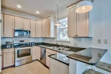 Landhus Coral By Avantstay Gorgeous Three Story Home W/ Two Balconies