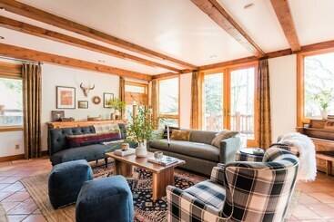 کلبه Nightstar By Avantstay Charming Rustic Cabin W/ Large Balcony & Sauna