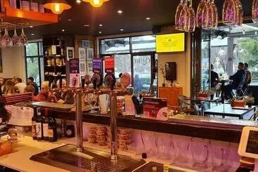 Qure Restaurant & Apartments