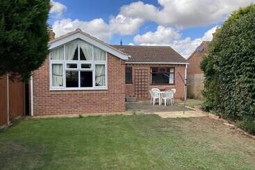 コテージ Spacious Detached Bungalow With Ample Parking