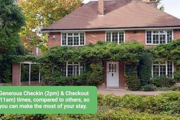 Pensionat Little Robin Gate Free Parking Central 10 Min Walk To Train Station