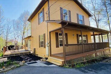 קוטג'' Rustling River Cabin