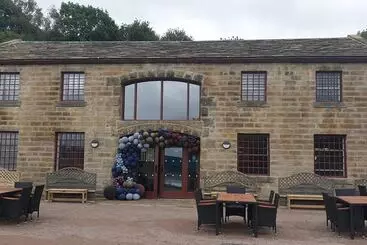 1700s Canalside Cottage Sleeps Up To 12 Guests