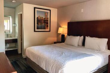 בית מלון כפרי Super 8 By Wyndham San Jose Airport