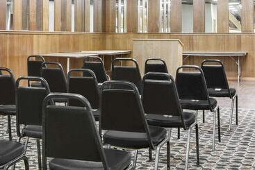 فندق على الطريق Courtyard Hotel & Event Center