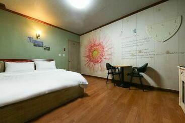 모텔 Daejeon Sintanjin Royal