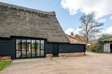 Harvest Cottage, Valley Farm Barns, Snape