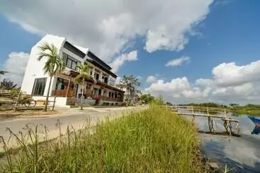 هتل Boat House Riverside Homestay