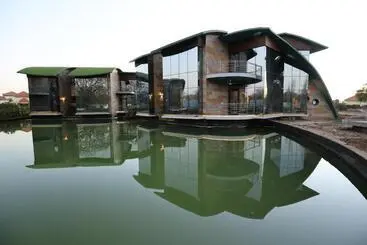 Hotel Neonz Resort & Club