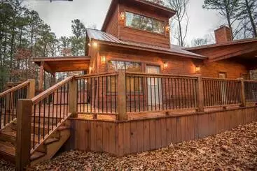 Vakantiehuisje All Decked Out Cabin In The Woods With Fireplace, Bbq, And Swing Bed By Redawning