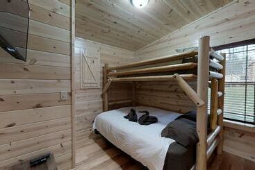 کلبه Foxes Den Cabin With Private Hot Tub And Arcade Game By Redawning