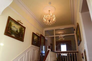 مبيت وإفطار Ardgort Country House