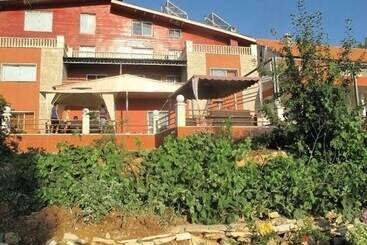 Nocleg ze śniadaniem Alpine Hotel Cedars