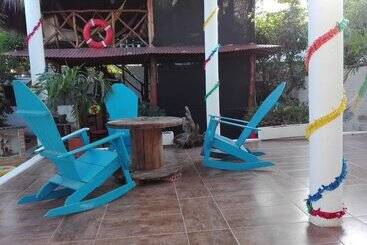 הוסטל Hostal Backpackers Villa Karejo