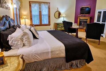 צימר Rockwell Falls Inn And Wine Bar