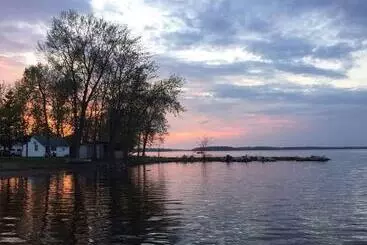 Mökkimajoitus Poplar Grove Fishing Camp