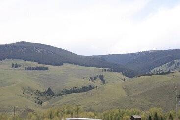 کلبه Sportsman Motel