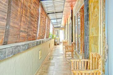 Oyo 91102 Handika Jaya Ph