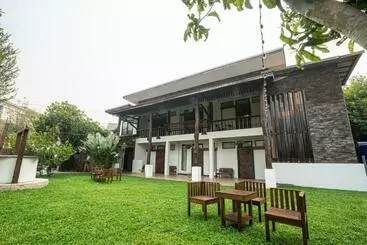 Croissant Hotel And Cafe