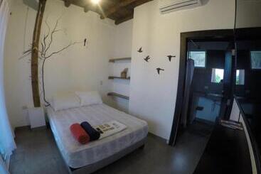 ユースホステル Kiwi Montañita Hostal