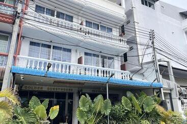 호텔 Golden Guesthouse By The Beach Cha Am