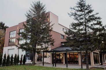 هاستل Monogramlux