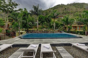 Hotel Raga On The Ganges