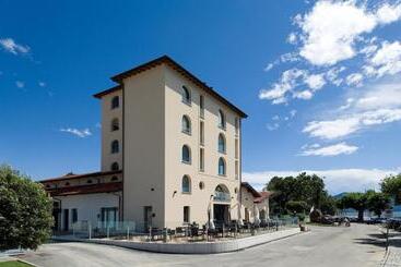 Golfo Gabella Lake Apartments