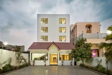 בית מלון כפרי Shirdi Shangrila Group Residency
