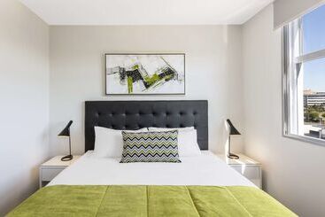 בית מלון כפרי Oaks Brisbane Woolloongabba Suites