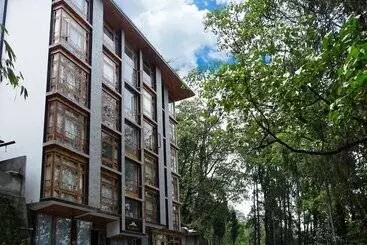 Отель The Golden Crest