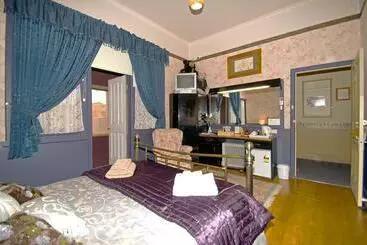 Отель The Bears Went Over The Mountain