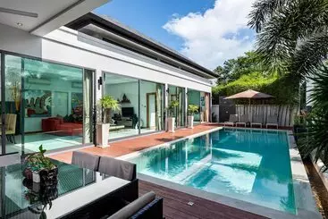 Turista apartmanok Crystal Pool Villa