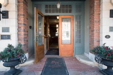 ホテル The Black Hawk