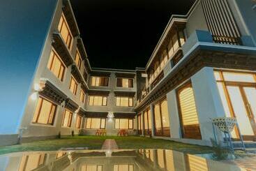 Hotel Crown Himalaya