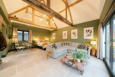 Spinney   A Unique Open Plan Barn, With Private Garden